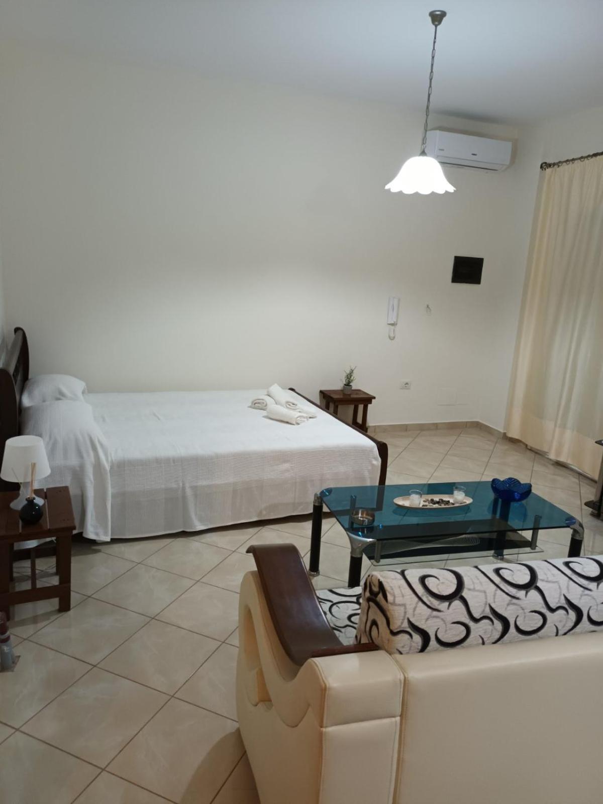 Lucas Apartments Himara Szoba fotó